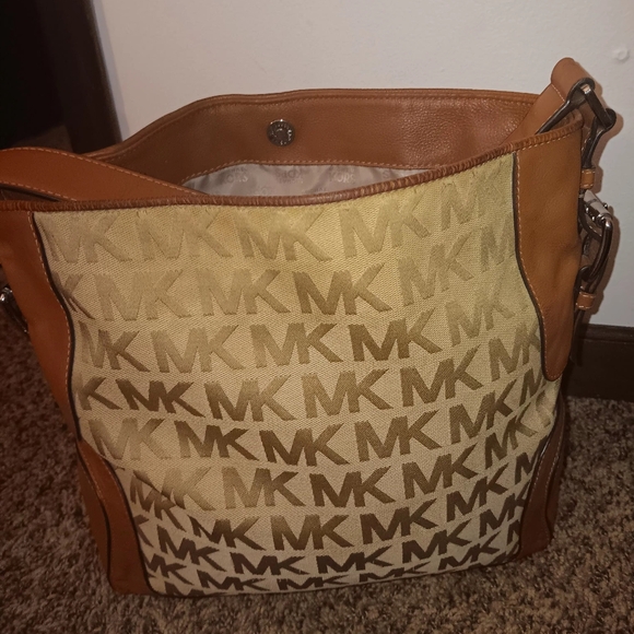 Michael Kors handbag pre loved - Picture 1 of 5